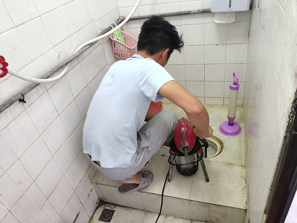 察哈尔右翼前管道堵塞冒臭气 专业师傅现场解决问题