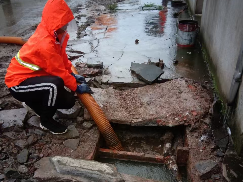 察哈尔右翼前专业清理污水池 炜誉市政以规范流程守护城市 “肠道”