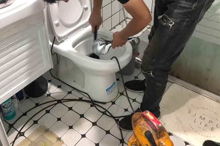 察哈尔右翼前马桶堵塞自己疏通还是找师傅？专业上门服务让你省时更省心